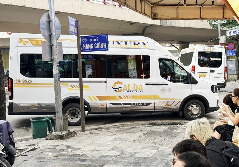 Xe limousine đi cát bà